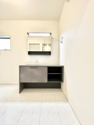 ���ʑ�E���ʏ��@��Ƃ�̐��ʃX�y�[�X�Œ��̐g�x�x���X���[�Y��