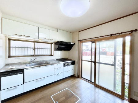 �L�b�`���@���̂��閾�邢�L�b�`���B���C�ɂ��𗧂��܂��B 