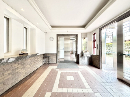 �G���g�����X�@�O�� �Y��ȃG���g�����X�́A���Z�҂�D�����}������Ă���܂�  