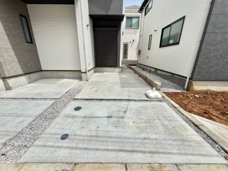 �@����2��\�I�}�Ȃ��q�l�̒��ԂɁB�܂��A���Ƒ��̎��]�ԃX�y�[�X�Ƃ��Ă��劈��B