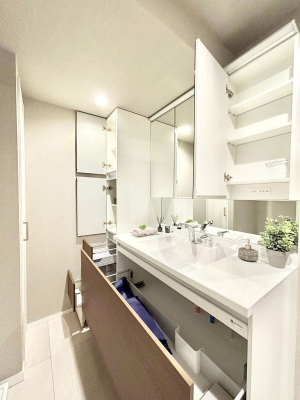 ���̑����ρ@�O�ʋ��̗��ɁA���ϕi��q���p�i�Ȃǂ����[�\�B���ʑ����������ƕۂ��܂��I