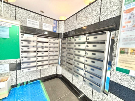 ���̑��@�|�X�g�̓G���g�����X���ɂ���̂ŉJ�ɔG�ꂸ�X�ւ��󂯎��܂��ˁI