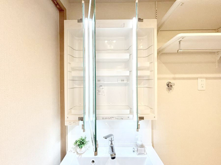 ���̑����ρ@�O�ʋ��̗��ɁA���ϕi��q���p�i�Ȃǂ����[�\�B���ʑ����������ƕۂ��܂��I