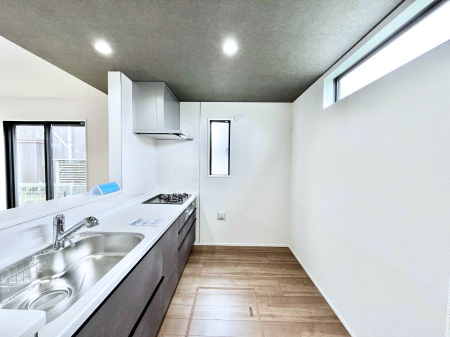 �L�b�`���@�u�₩�ȕ����ʂ蔲����L�b�`���B��������̂Ŗ��邭���C�ɂ��𗧂��܂��B