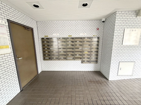 ���̑��@�|�X�g�̓G���g�����X���ɂ���̂ŉJ�ɔG�ꂸ�X�ւ��󂯎��܂��ˁI