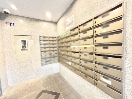 ���̑��@�|�X�g�̓G���g�����X���ɂ���̂ŉJ�ɔG�ꂸ�X�ւ��󂯎��܂��ˁI