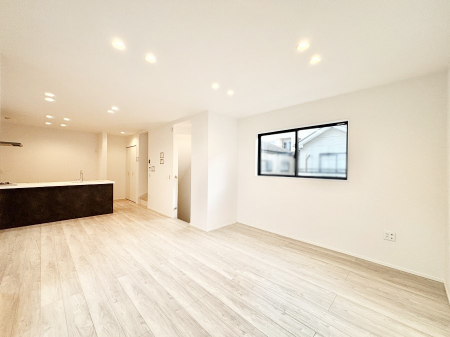 ���̑����ρ@�ΖʃL�b�`�������r���O�C���K�i���̗p�����Ƒ����J�[�܂郊�r���O�ł�