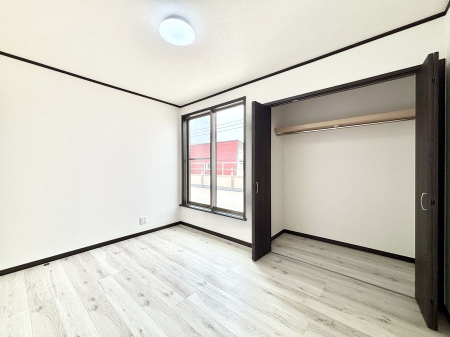 寝室　収納も充実しています！どんなお部屋にするか考えるのが楽しみですね。