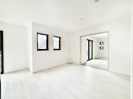 ̑ρ@Ƒ̏Ί炪RƐ܂ĂAȕ͋C̃_CjOɎdオĂ܂ 